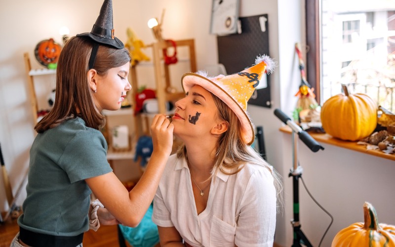 Madre e hija usan maquillaje para Halloween