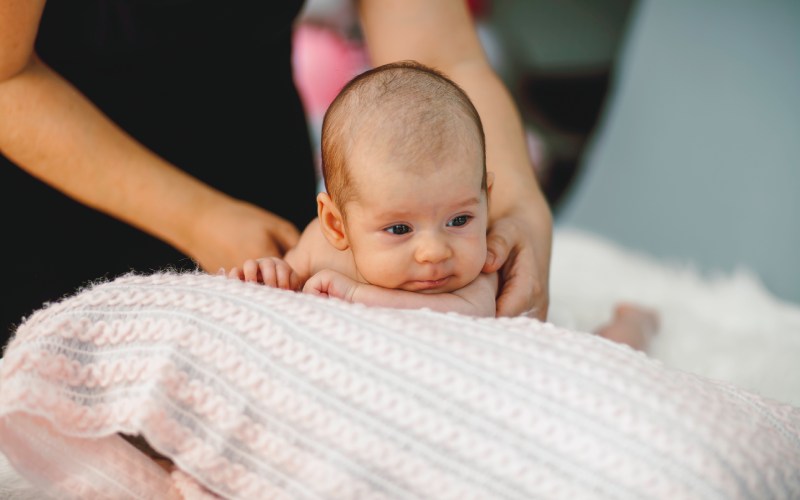 Primer gran reto de tu bebé: mantener la cabeza erguida