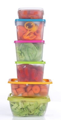 Conjunto de envases para organizar los alimentos en la nevera