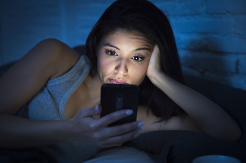 Tener el móvil cerca de la cama es perjudicial