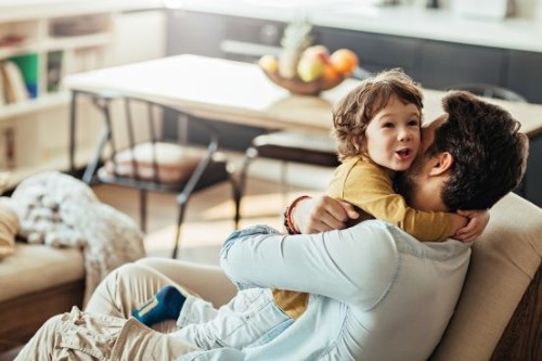 Abrazo entre padre e hijo