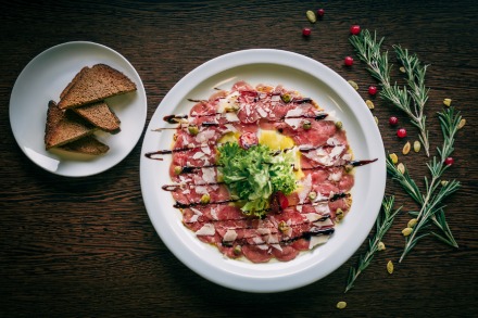 Primer plato carpaccio de ternera con salsa de Oporto