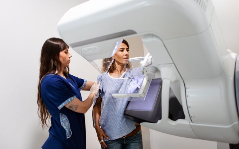 Profesional sanitaria realizando una mamografía para la detección precoz del cáncer de mama
